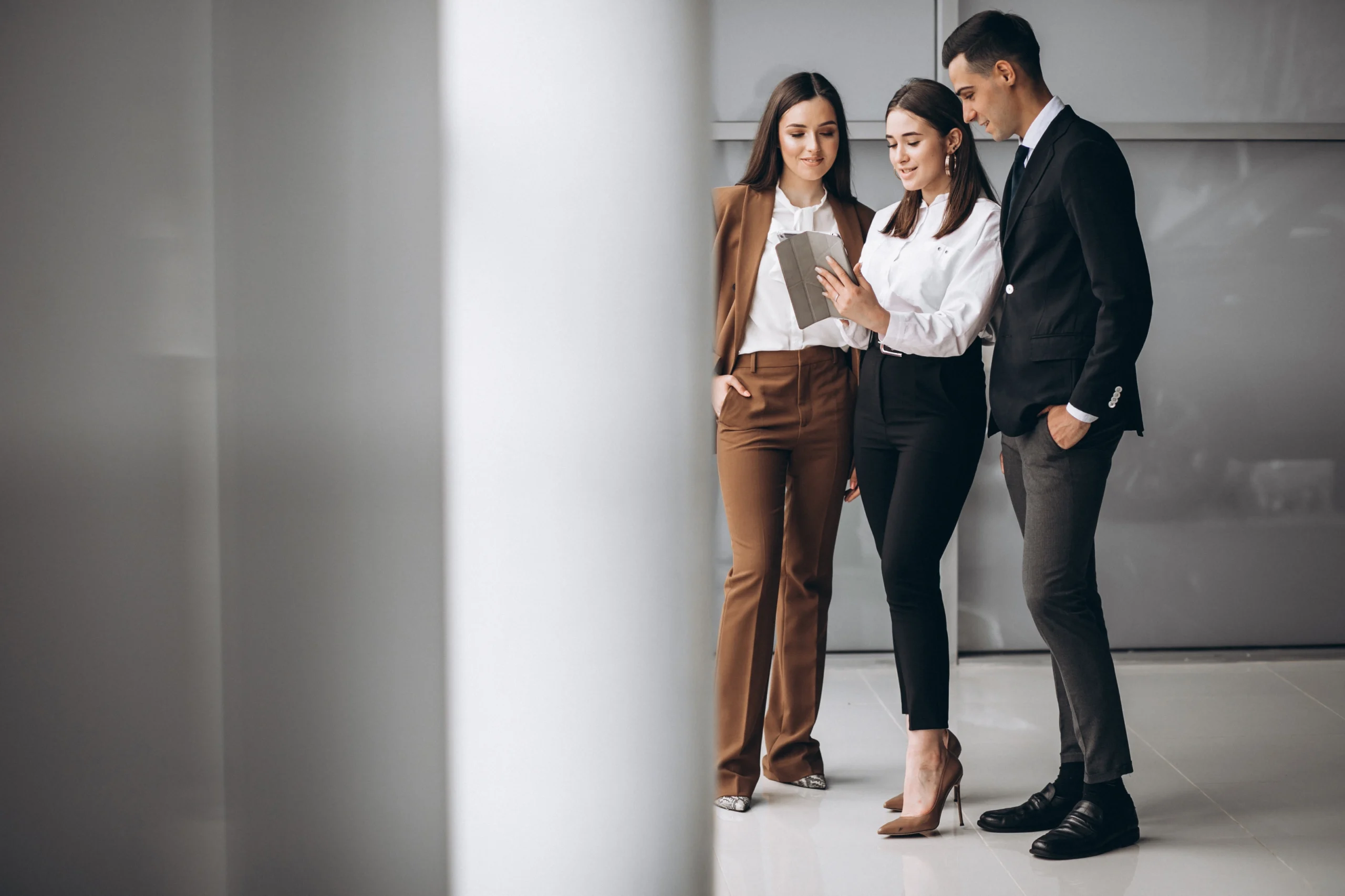 bussiness-people-working-team-office-SEOEpics